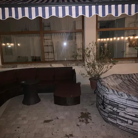 Lola Έγκερ